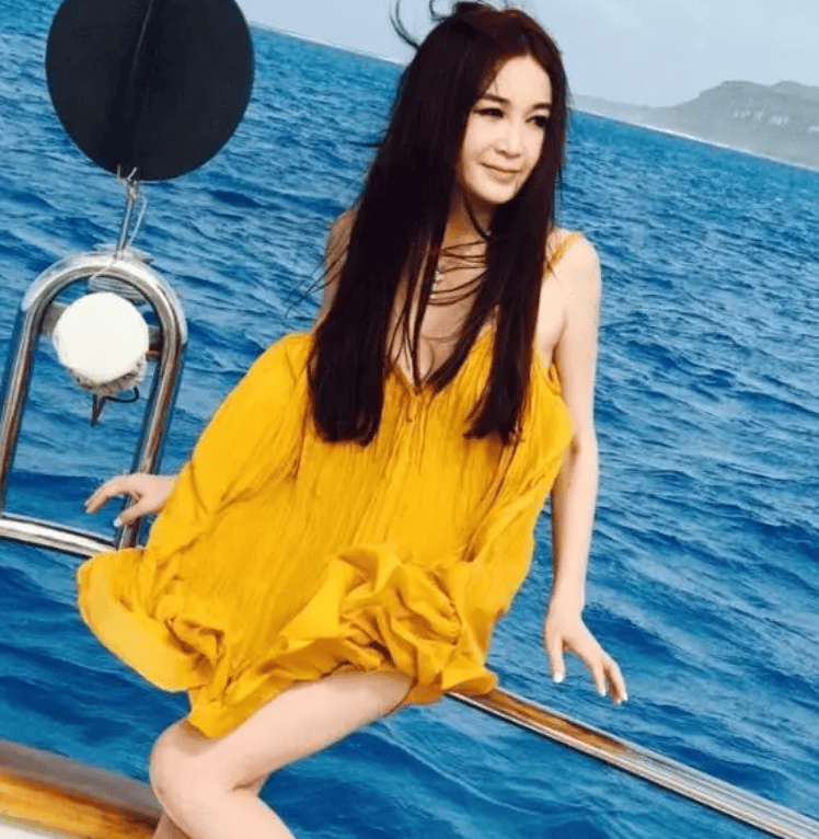 56岁温碧霞参加派对"火了",事后发言:差点毁容!_时候_网友_头发