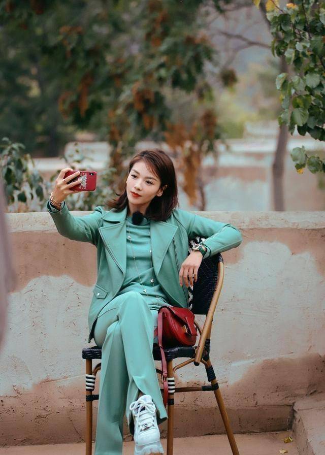 原创41岁刘涛上节目真胆大一身绿色装美得毫无违和感同龄女星少见