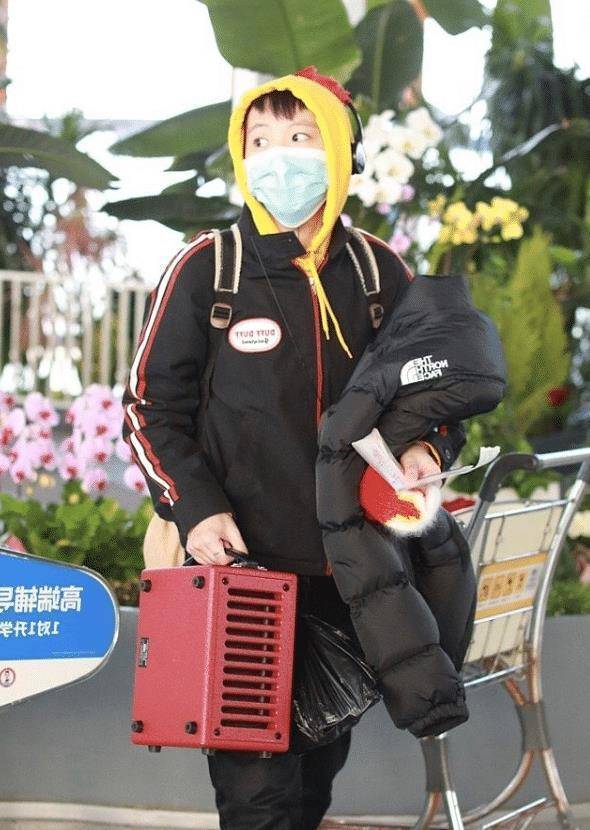 原创窦靖童还是这么时髦穿鸡冠卫衣走机场时尚衣品不输老妈王菲