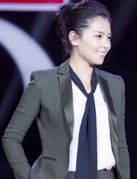 原创原创48岁杨钰莹太显嫩高级灰色西装搭配马甲个子小气场却很强大