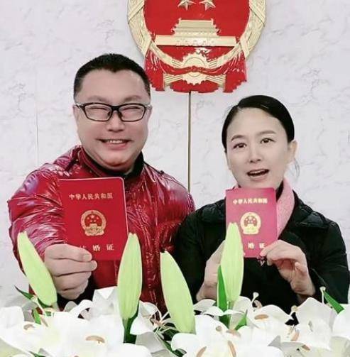 原创51岁伊相杰领证结婚妻子年轻貌美媒人竟然是于文华