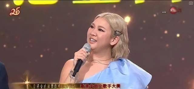 原创35岁郑欣宜台上落泪连拿两座奖杯却称遭遇人生低谷