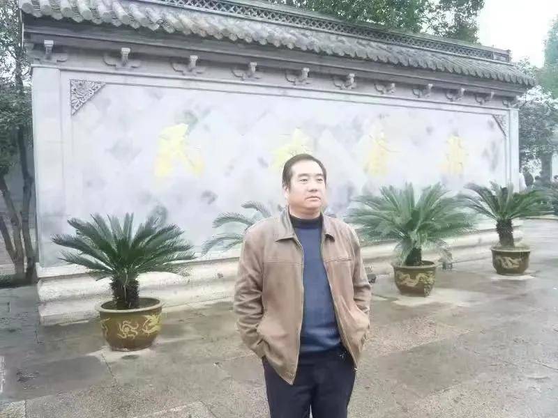 作者简介:丛余,原名徐守卫,江苏徐州人,退休教师.