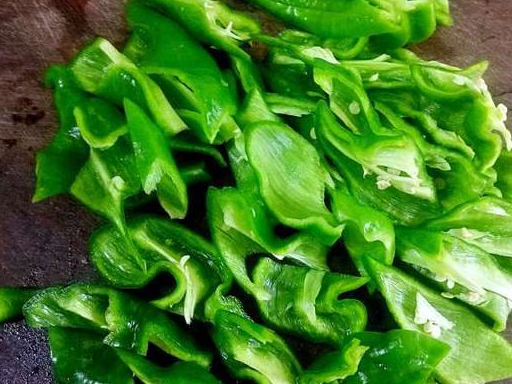 原创青椒炒肉这一步很关键青椒色泽翠绿泛油光肉很嫩很入味
