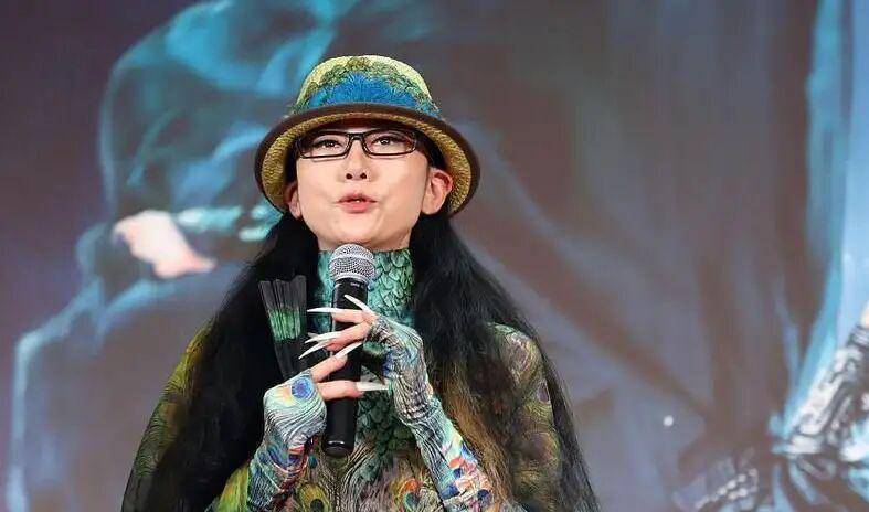 原创61岁杨丽萍现身护理指甲一年花费18万为舞蹈终身绝育绝食