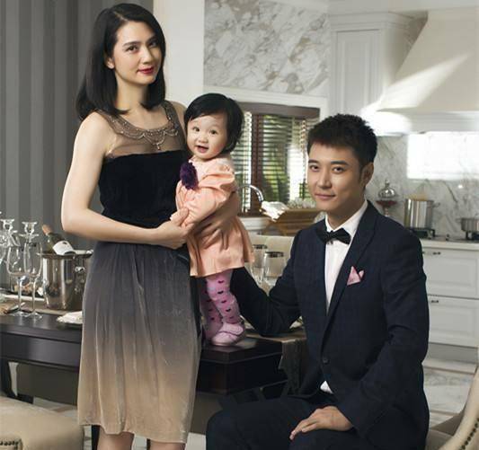 原创原创48岁洪欣生日只有母子照不见张丹峰和女儿风波后复出不易