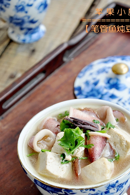 所用材料:豆腐360g笔管鱼8只油盐胡椒粉葱姜芝麻油香菜适量具体做法:1