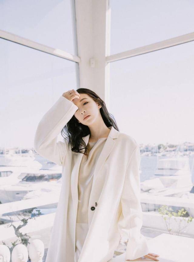 原创原创31岁温雅这样的真叫女神卷发搭配白色风衣高挑出众美呆了