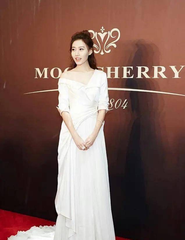 原创原创37岁林小姨高露红色衬衫搭配黑色短裙丸子头嫩回少女时代