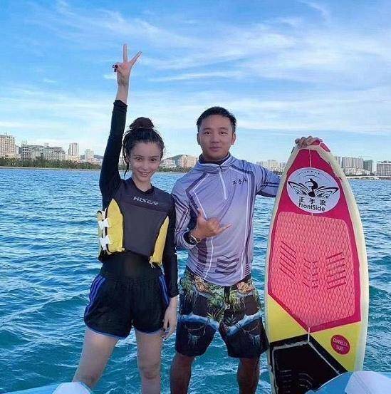 原创baby玩滑板险摔倒陈立农在一旁搀扶王一博的反应备受争议