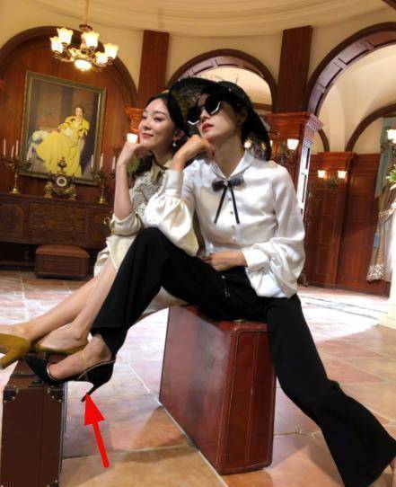 原创马伊琍晒照靠在男生肩膀吃蛋糕不避嫌小18岁绯闻男友也在场