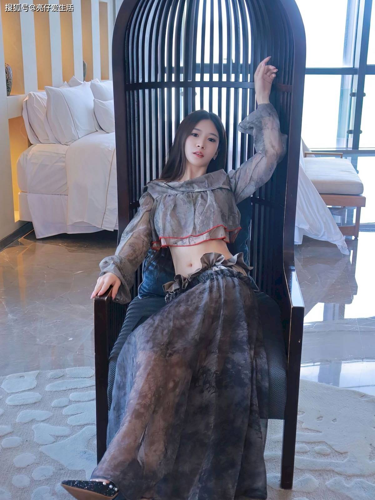 黑椅之上的优雅时尚:灰色透明连衣裙的魅力绽放_美女_从容_阳光