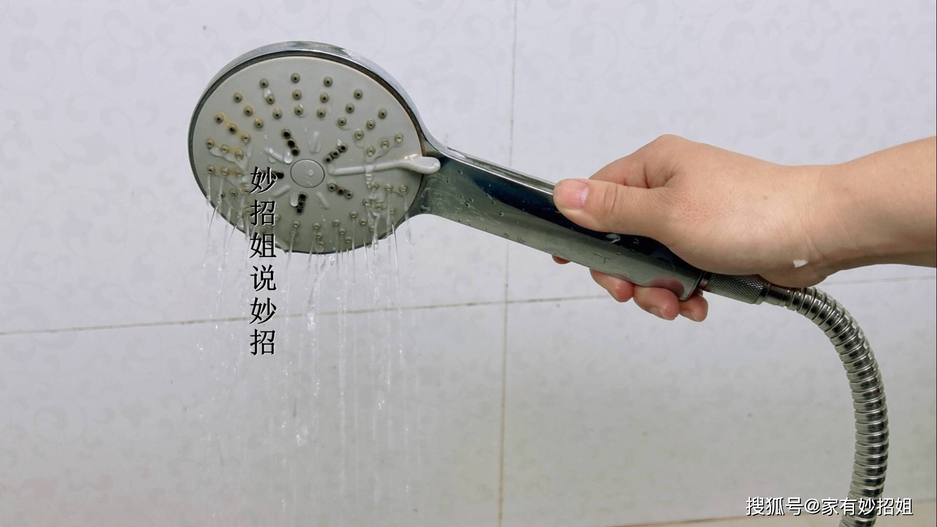 淋浴喷头堵了出水小?教你小窍门,立马疏通和新的一样好用_水垢_塑料袋