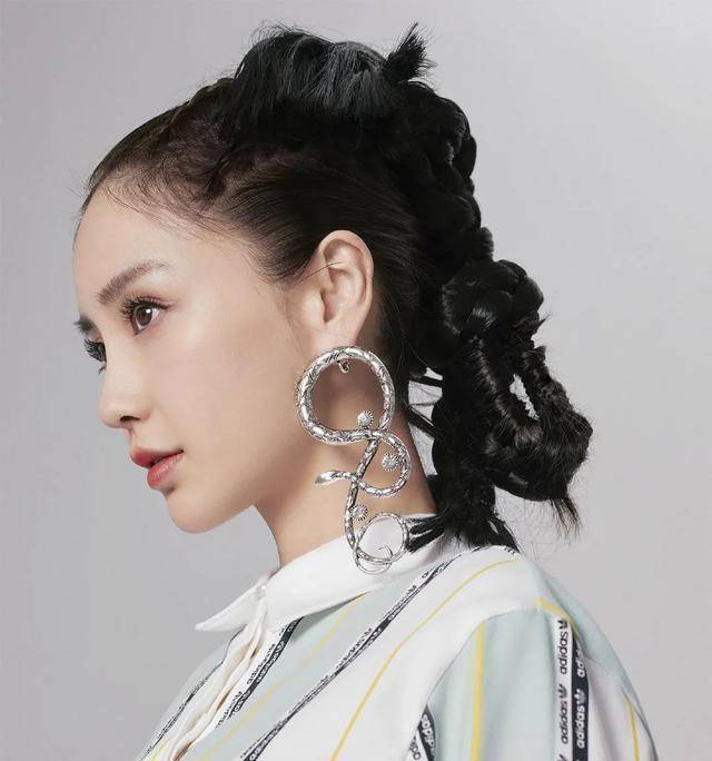 angelababy太少女了吧!新杂志解锁最潮春日穿搭,30岁比18岁都嫩