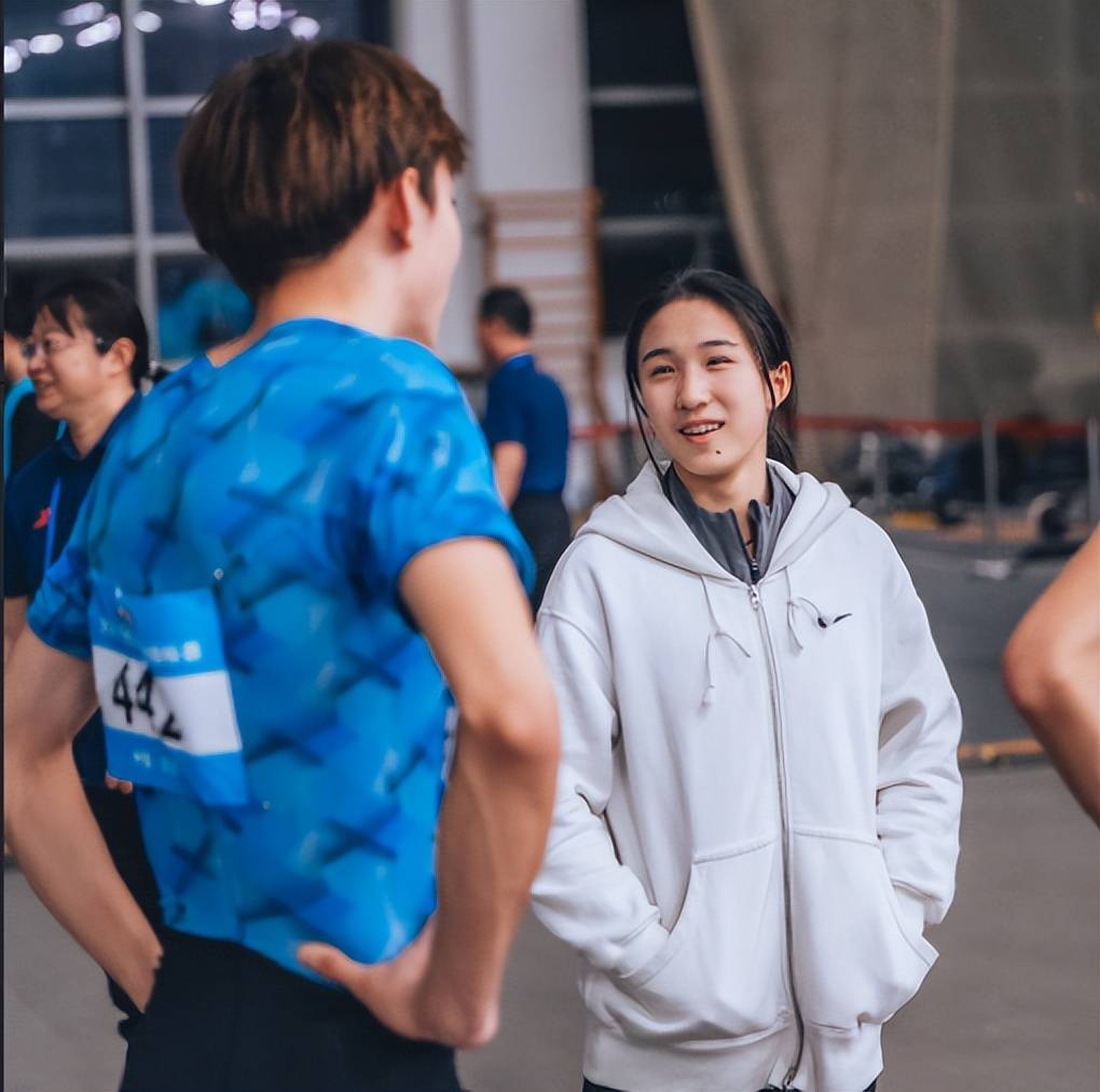 连破纪录！中国田径双子星诞生：17岁新疆飞人+15岁天才少女闪耀