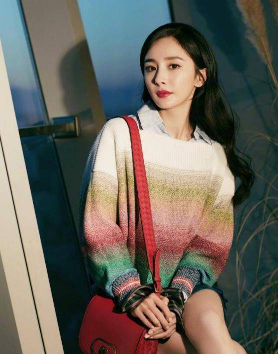 杨幂出席活动钻石长袜现身网友这美腿真是没谁了