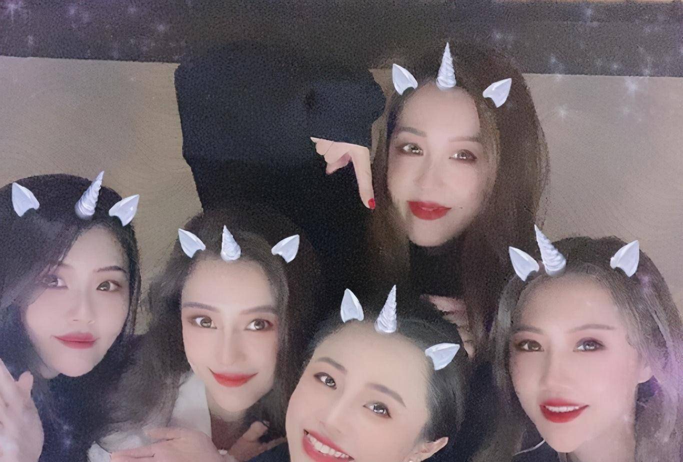 baby和闺蜜聚会个个都打扮得花枝招展把杨颖看的平平无奇