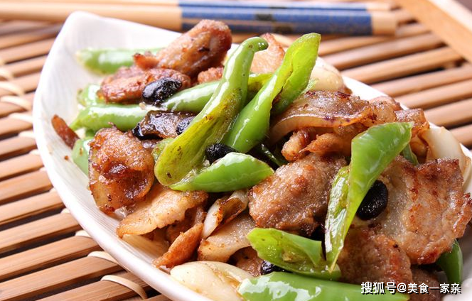 这几道荤素搭配的家常菜,一次就学会,好吃又下饭!_进行_培根_蔬菜