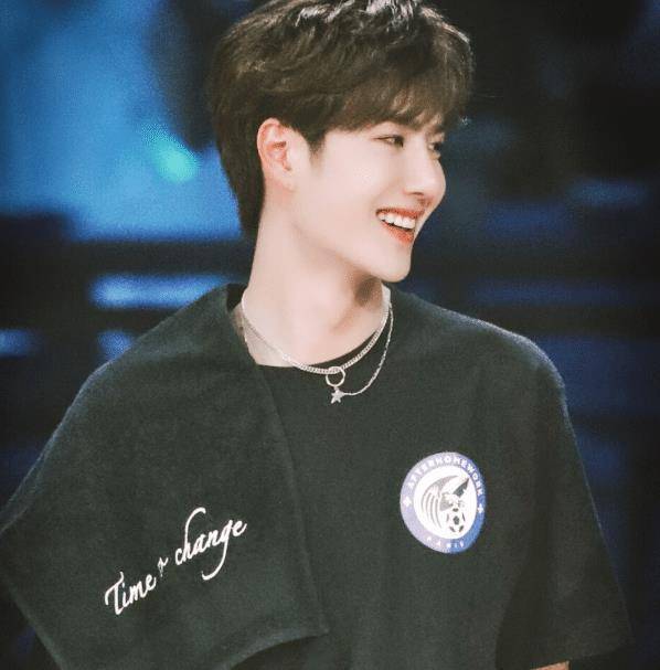 原创王一博有多大胆将裤裙穿在腿上本以为很丑结果帅翻了