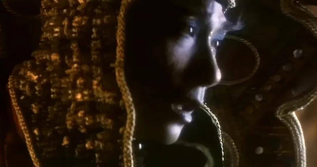 男女主角只能联手对付姬无双,虽然他们打不过姬无双,但吴镇宇饰演的