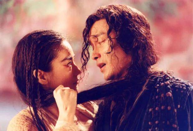 他偶遇妖娆妩媚,神秘蒙面的邪派狼女玉罗刹,顿时倾心于她!