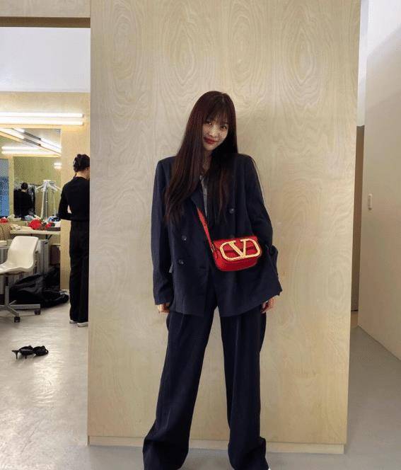 从全身造型来看,宽大的bf风西装外套让朴秀荣看起来简约休闲又随性