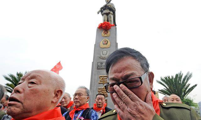 之前跟李光禄朝夕相处的村民们,一直以为他只是一个普通的老百姓,得知