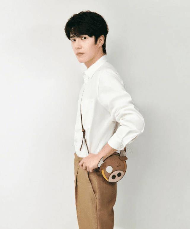 原创刘昊然拍摄时尚大片白衬衣简约清新小猪挎包超抢镜