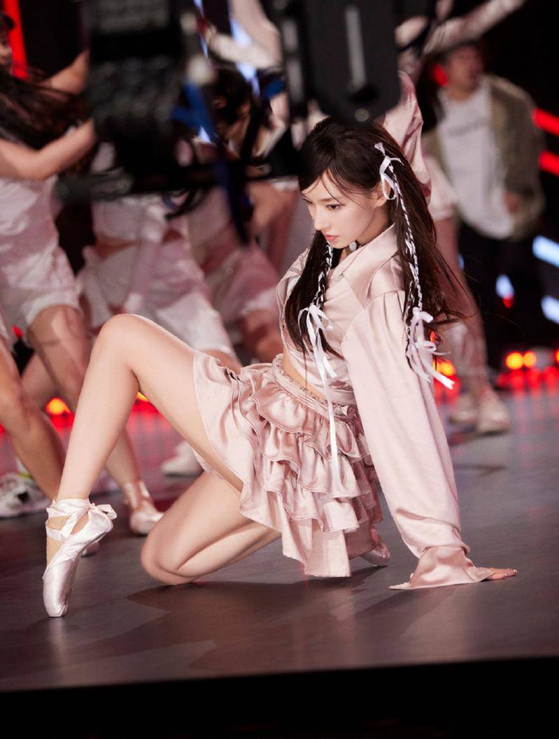 堪称人间芭比的程潇因上围丰满傲人被戏称奶潇碾压疯马秀lisa