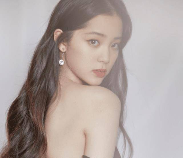 原创欧阳娜娜录卸妆视频看到她的素颜后求你以后别化妆了