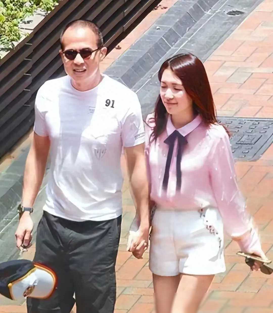 郭嘉文与女性同桌喝婚宴酒未暗示李泽楷求婚
