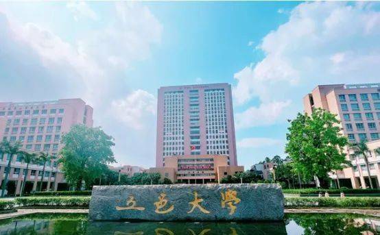 五邑大学坐落于广东省江门市,是一所以工科为主的多科性大学,由广东省