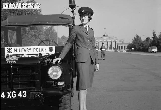 1954年,德国一家杂志采访一名前国防军女兵,彼时她已是一名西柏林街头