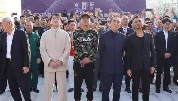 64岁陈道明太潮,同框65岁成龙像隔辈人,比小9岁张涵予还显年轻