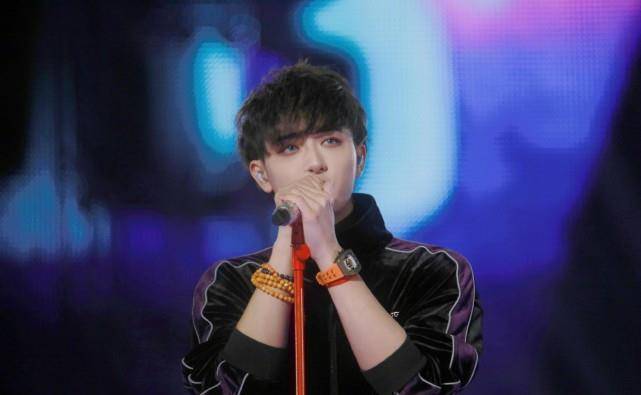 黄子韬微博发自己女装照片称终于找到自己想娶的意中人