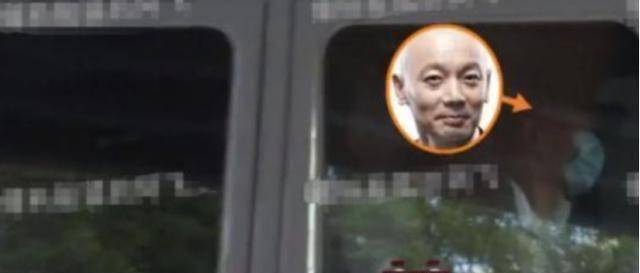 原创64岁葛优一家三口少见同框3岁儿子乖巧可爱戴帽子防人识