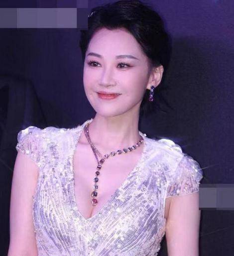 原创52岁许晴近况佳紧身礼服妖娆站姿让人看了就想拥有