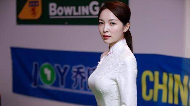 她叫王钟瑶,生于1993年,是国家一级台球裁判,主要是执法中式八球比赛