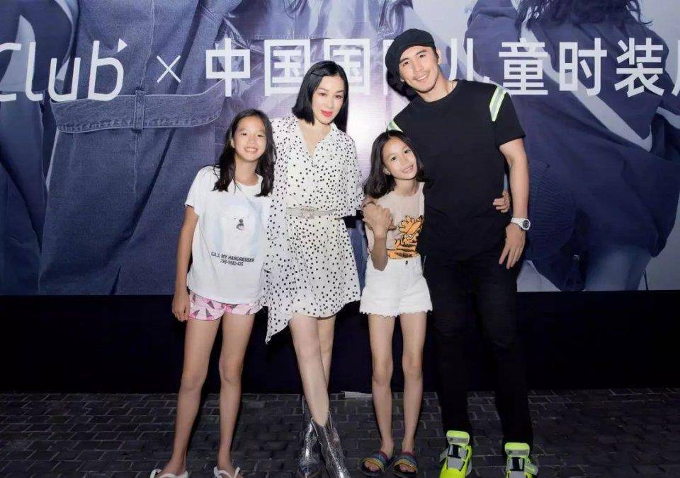 张伦硕对待钟丽缇的孩子们也像对待自己的亲生子女一样.