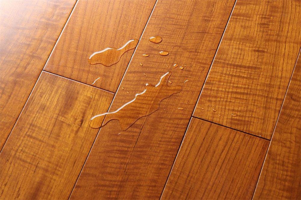 别人浴室都铺木地板了,选什么木地板更好?