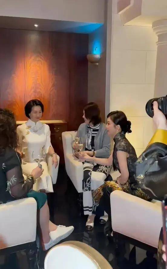 何超琼和董明珠牵手美高梅酒店犹如姐妹任达华与太太团热聊