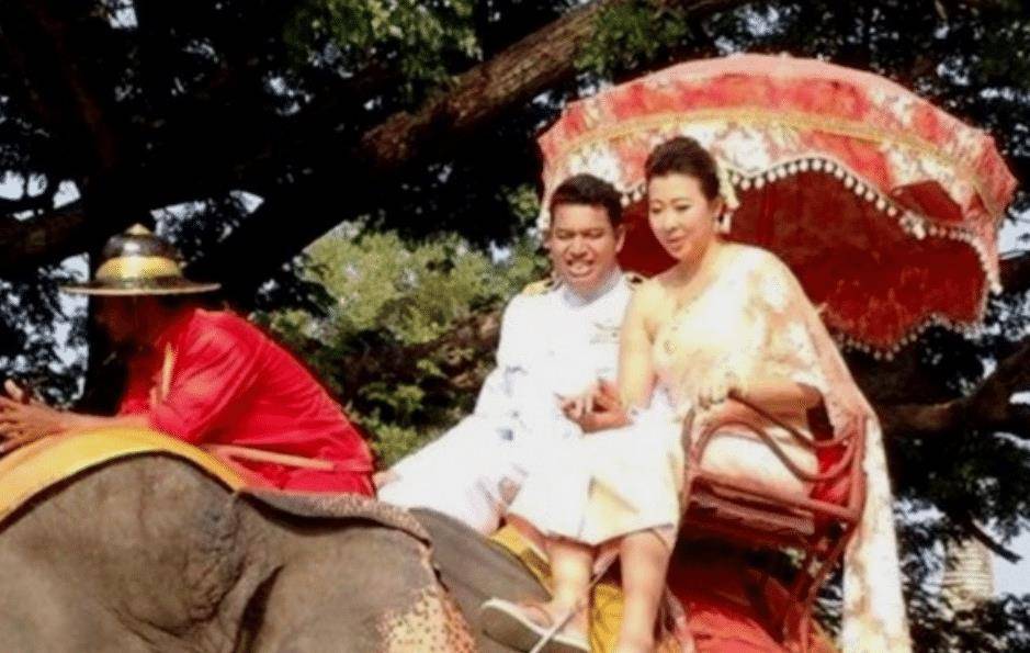 加提蓬在婚礼的现场自弹自唱了一首中文歌曲《月亮代表我的心》.