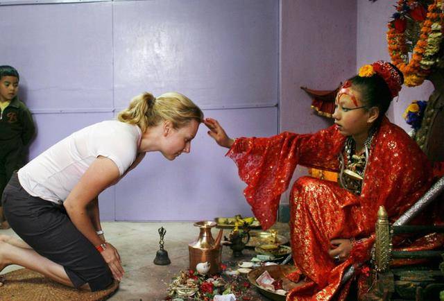 尼泊尔活女神4岁上位10年不能见人被废除后生活很悲惨