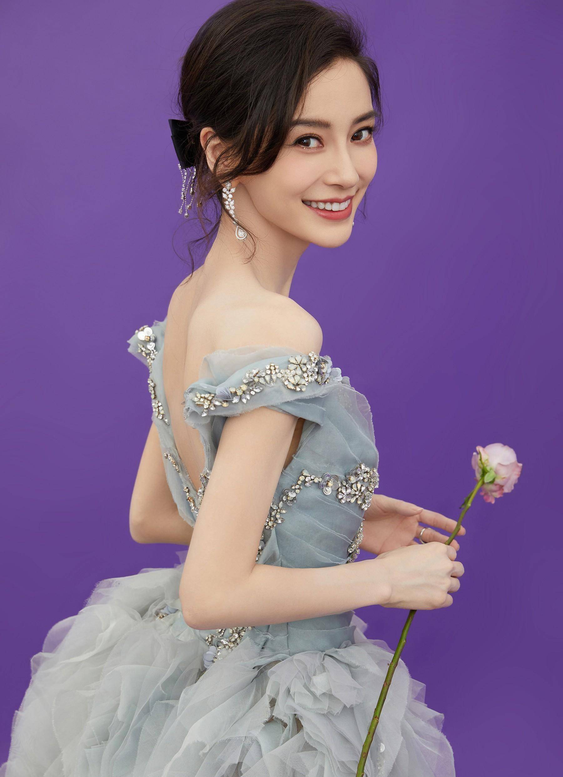 angelababy太温柔了!甜甜风情让人陶醉,楚楚美貌融入自然