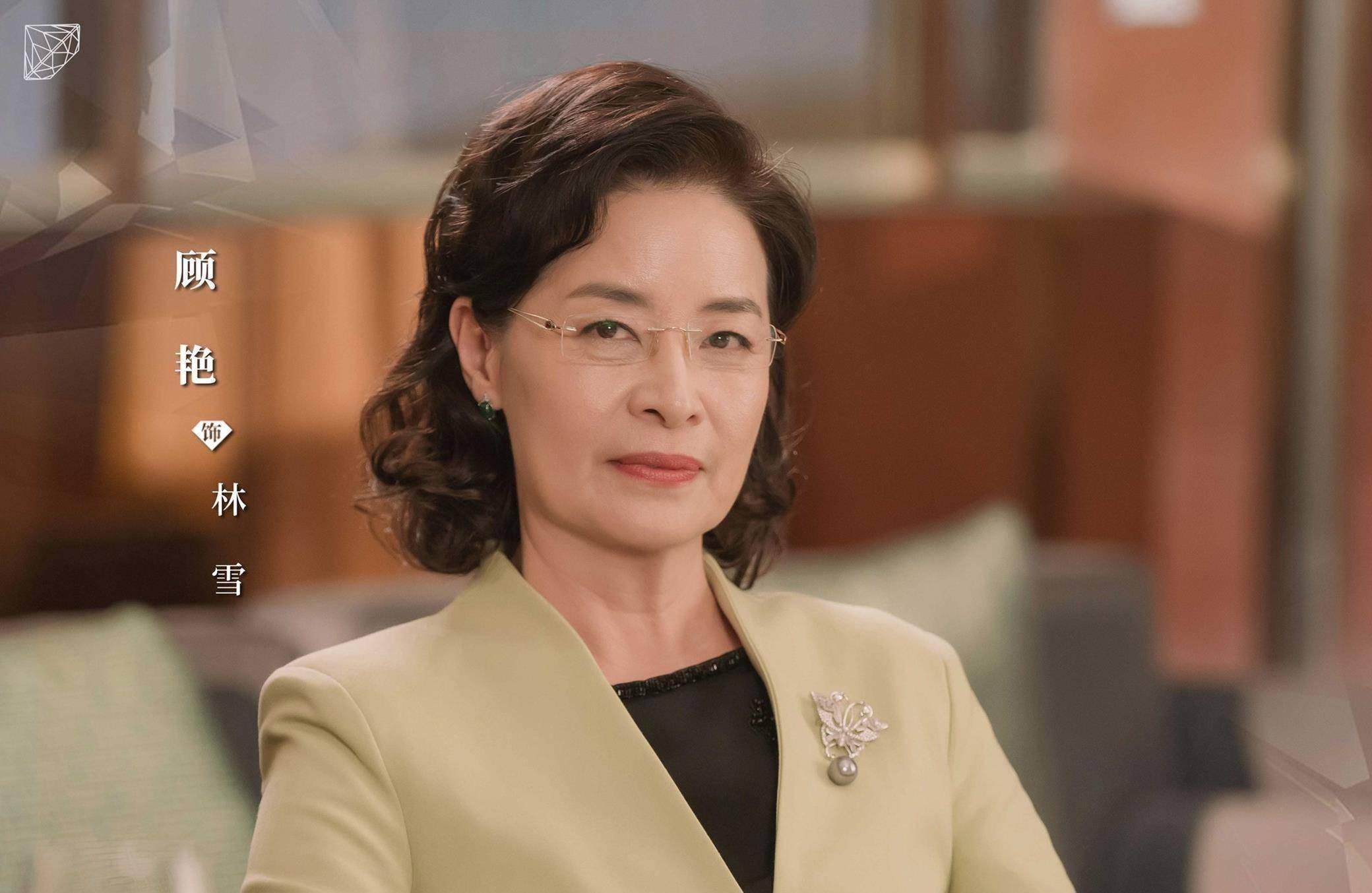 坐路边吃饭笑开怀,男方帅气很像妈_顾艳_母亲_长相