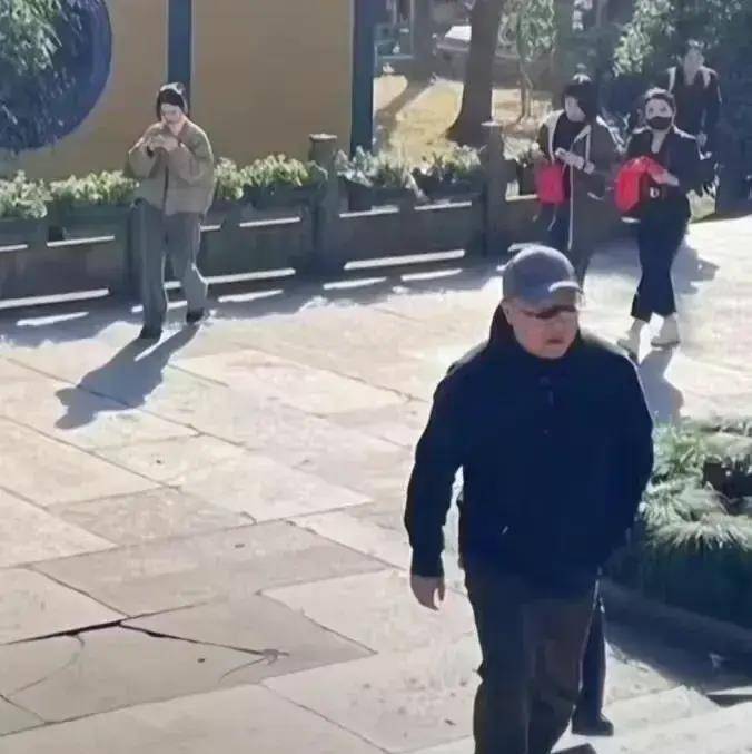 55岁窦唯罕露面发福头发秃顶变化大到无人识在灵隐寺瞎溜达