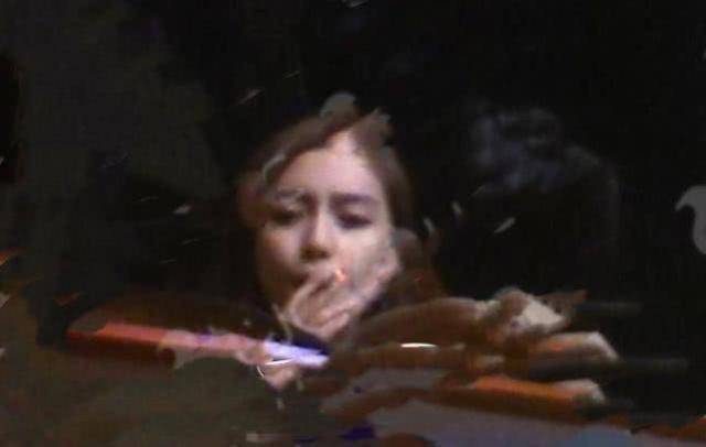 baby也无视室内禁烟条例被曝烟瘾发作在公众场合抽烟