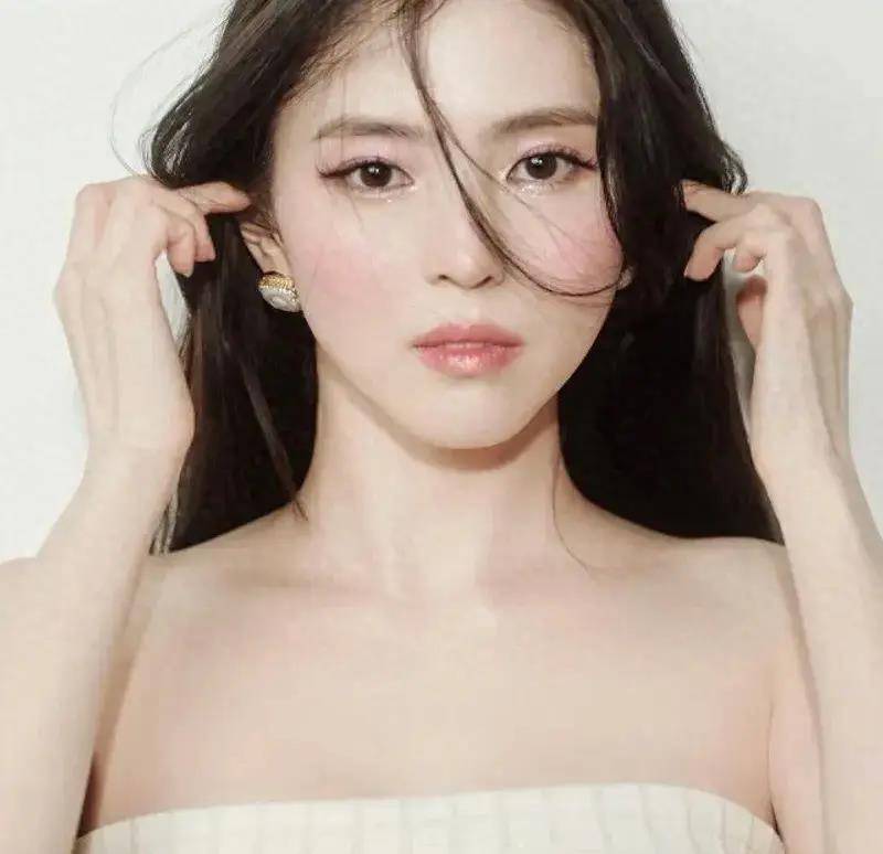 从广告界的百胜女孩到争议风波韩媒韩素希出道时的谦虚形象呢