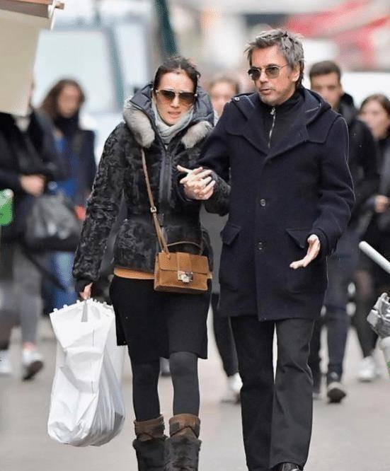 原创57岁巩俐秀恩爱与72岁老公十指紧扣皮草短裙穿出超模感