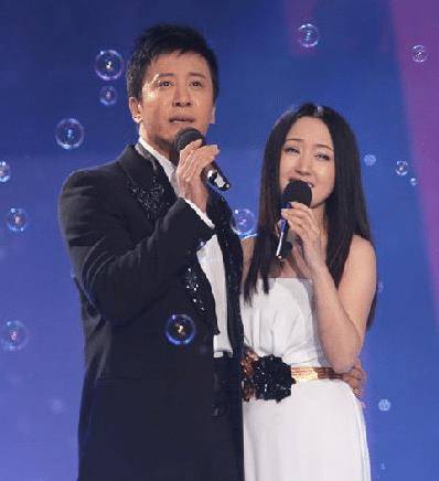 原创毛宁商演搂关之琳腰不避嫌关之琳全程回避看都不看他被疑嫌弃